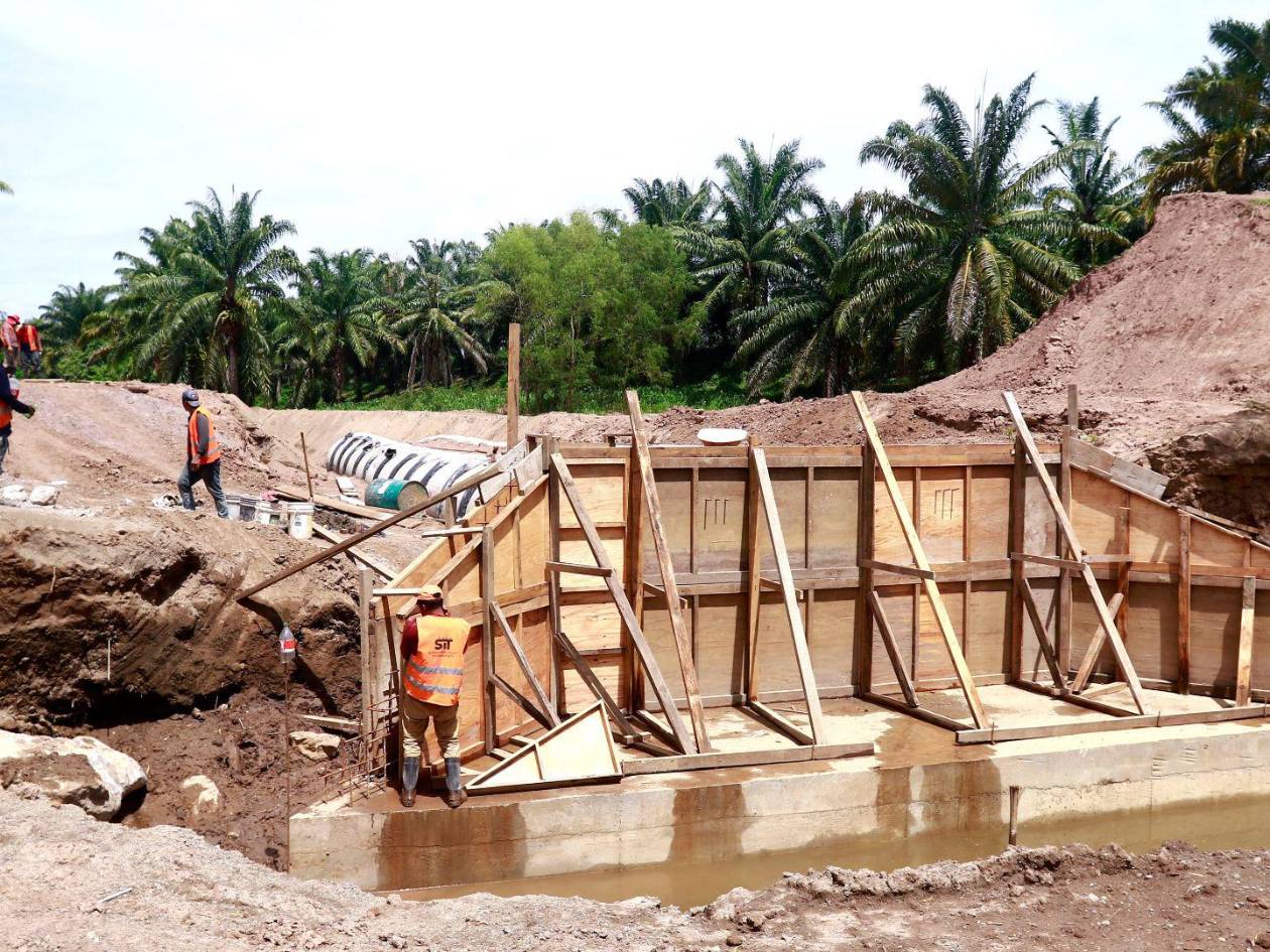 Se instalan alcantarillas para el drenaje en el bordo de Amapa, uno de los sectores más alejados de El Progreso, donde ya se ejecutan trabajos de mejora.