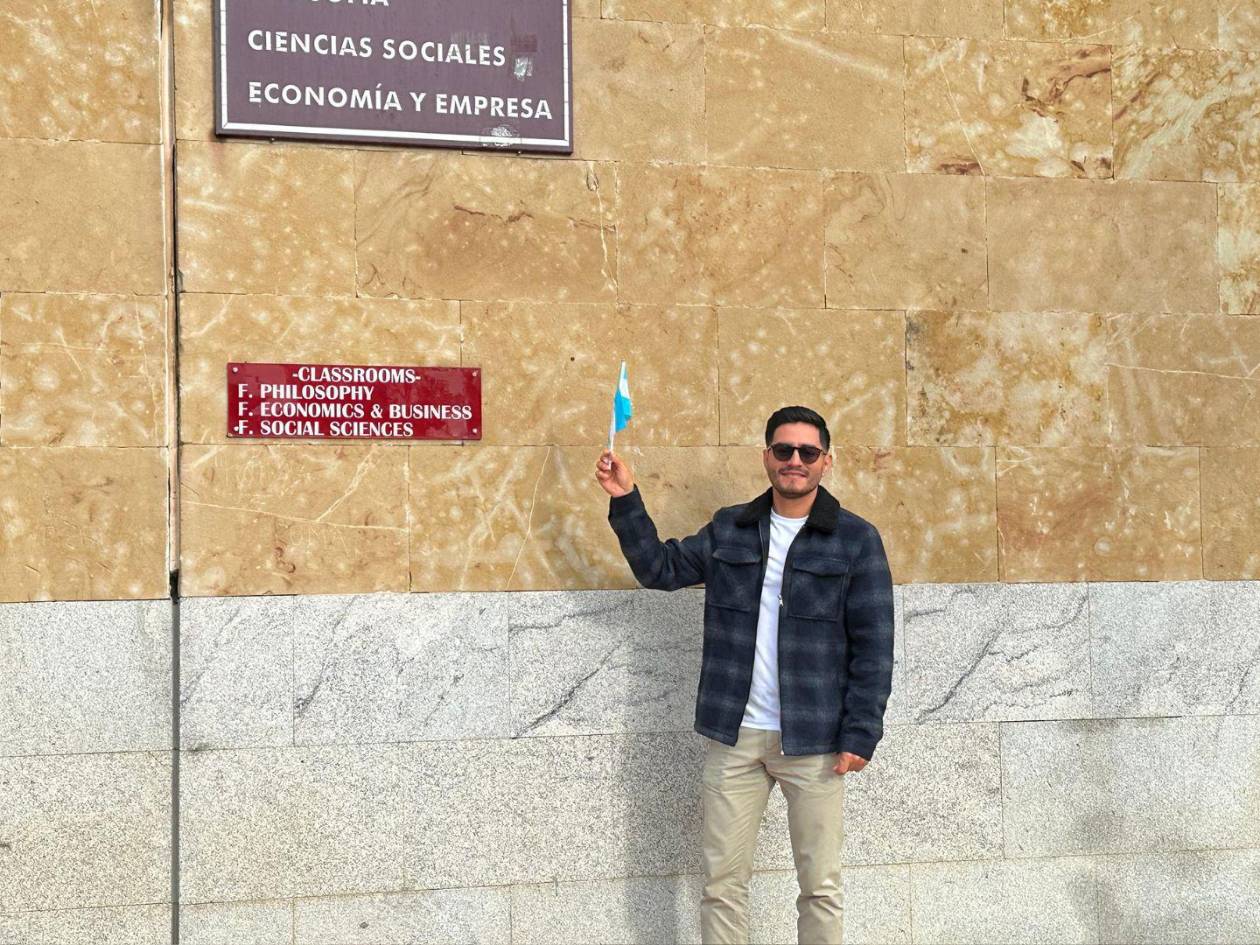 Una de las postales que guarda de su estancia en Europa durante sus estudios.