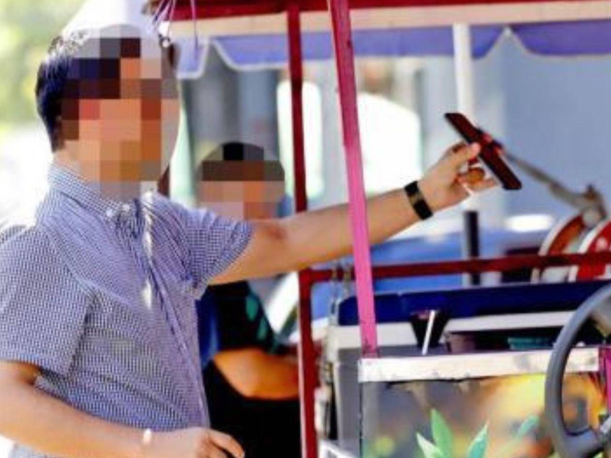 Un vendedor de jugos observando el envío de dinero que le hizo el periodista a través de una transferencia bancaria.