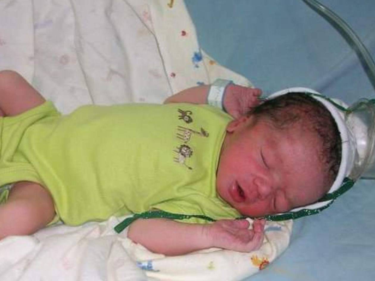 Fotografía compartida por su madre en la que se observa a Sebastián en sus primeros días de vida.