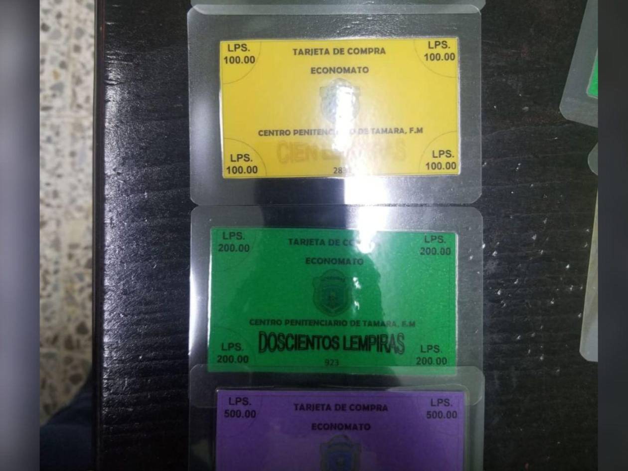 Estas son las tarjetas que utilizaban los privados de libertad para comprar en los comisariatos. Eran laminadas y llevaban firma y sello de la Dirección.