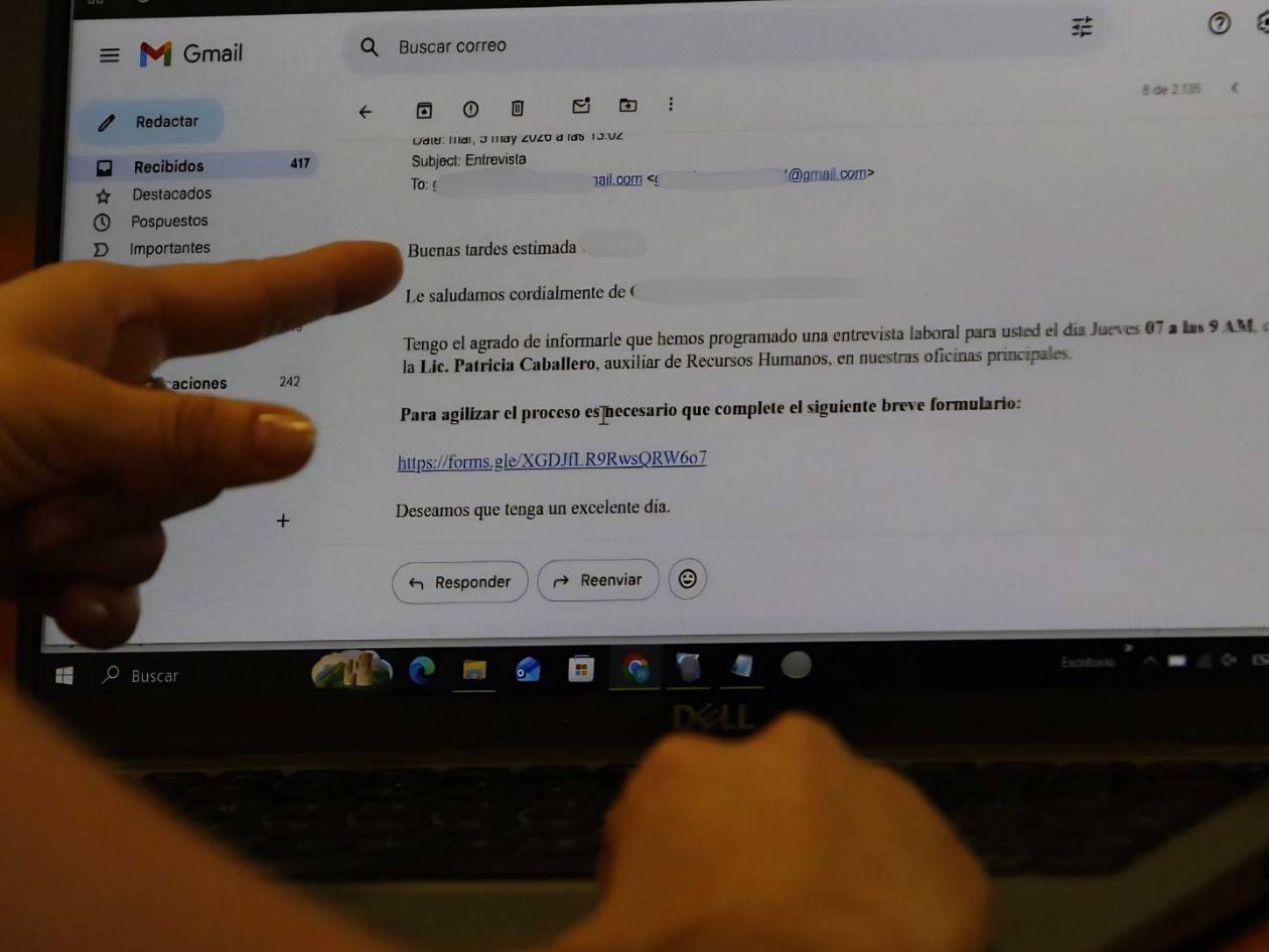 Los ciudadanos, muchas veces movidos por la desesperación de conseguir empleo, no verifican las medidas de seguridad necesarias y terminan cayendo en estos espacios de estafa digital.