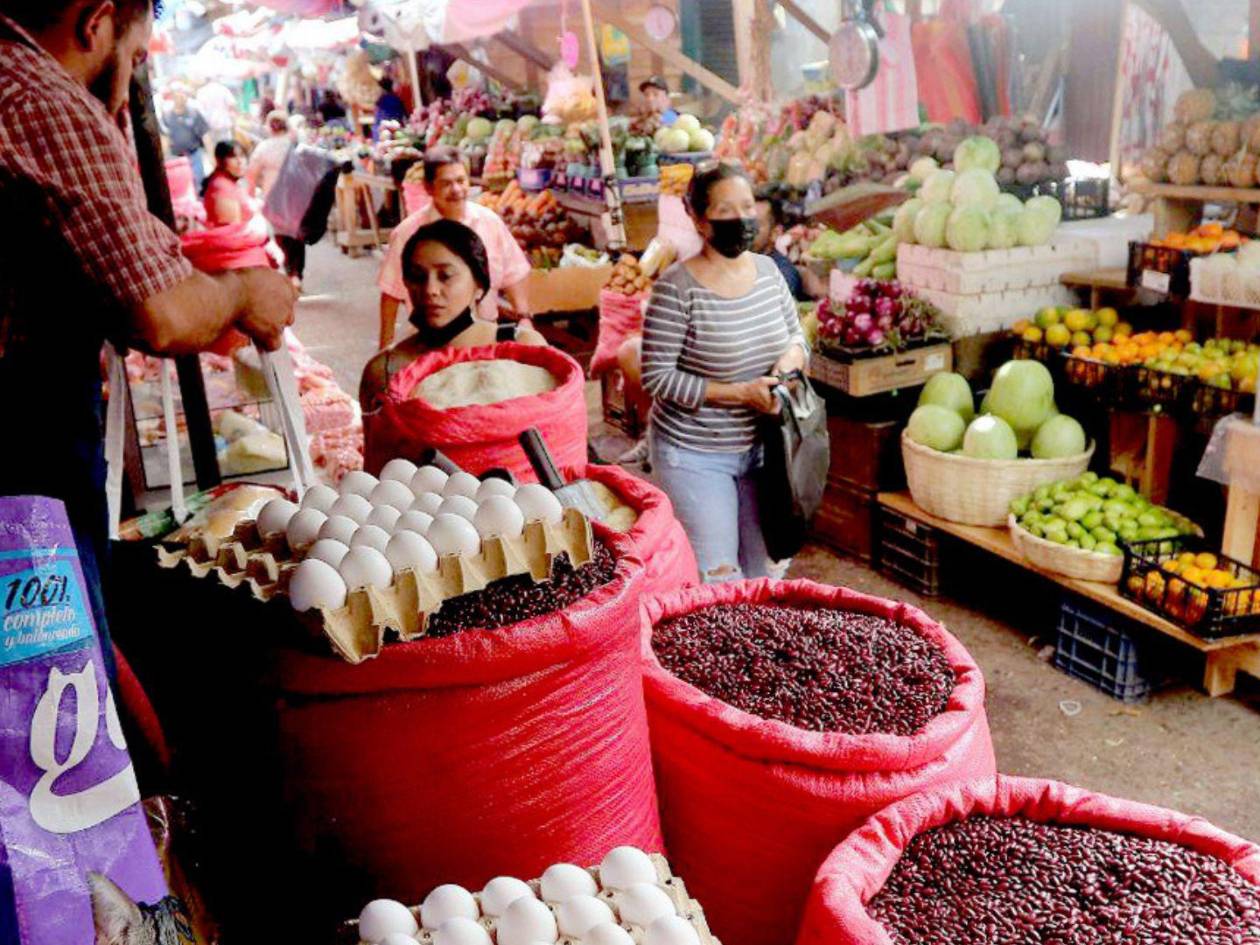 Analistas advierten al Gobierno que debe contener el alza de los combustibles para evitar una espiral inflacionaria que afecta el costo de vida general.