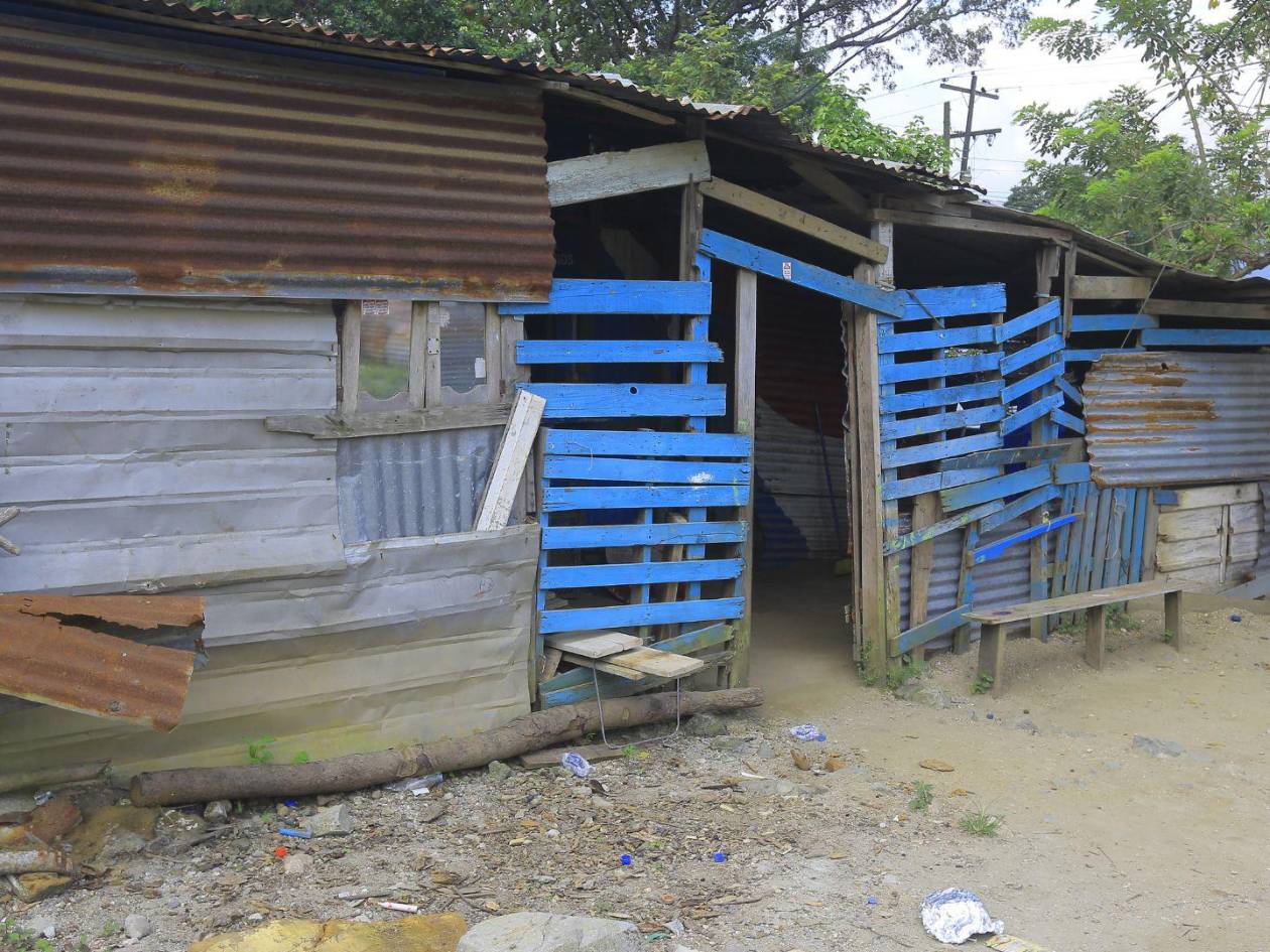 Las casas se vuelven inseguras para las familias debido a las precaria condiciones en las que fueron construidas.