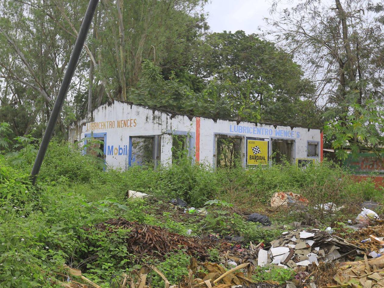 Justo frente a la calle principal de Rivera Hernández y cerca de donde operaban Los Tercereños se encuentra este edificio, en ruinas, del que las maras finalmente se hicieron con el control.