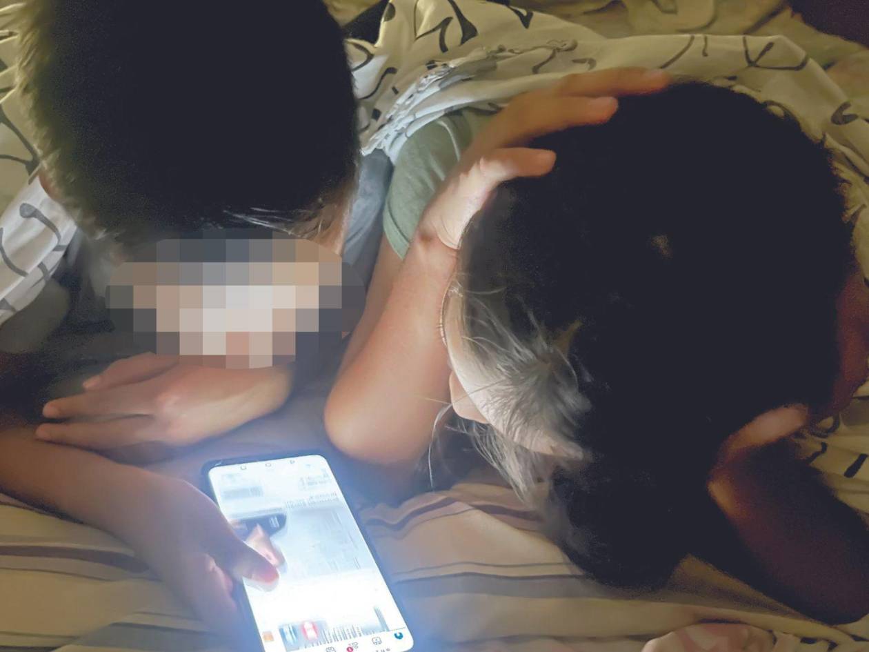 Establecer límites saludables para el uso de celulares, tabletas y otros dispositivos también puede contribuir al bienestar emocional de los niños.