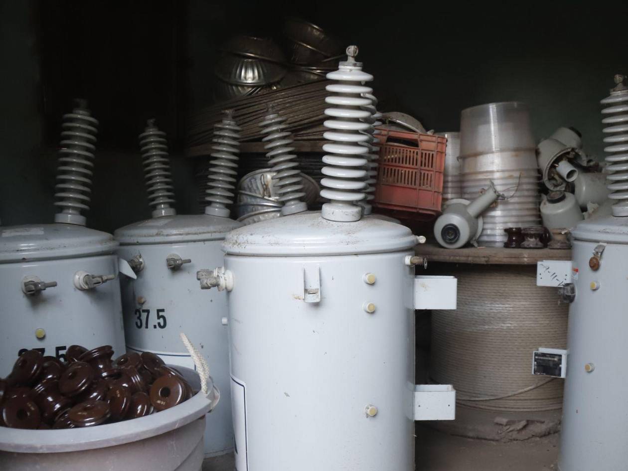 Transformadores donados a la comunidad y guardados en una bodega, están a la espera de su instalación.