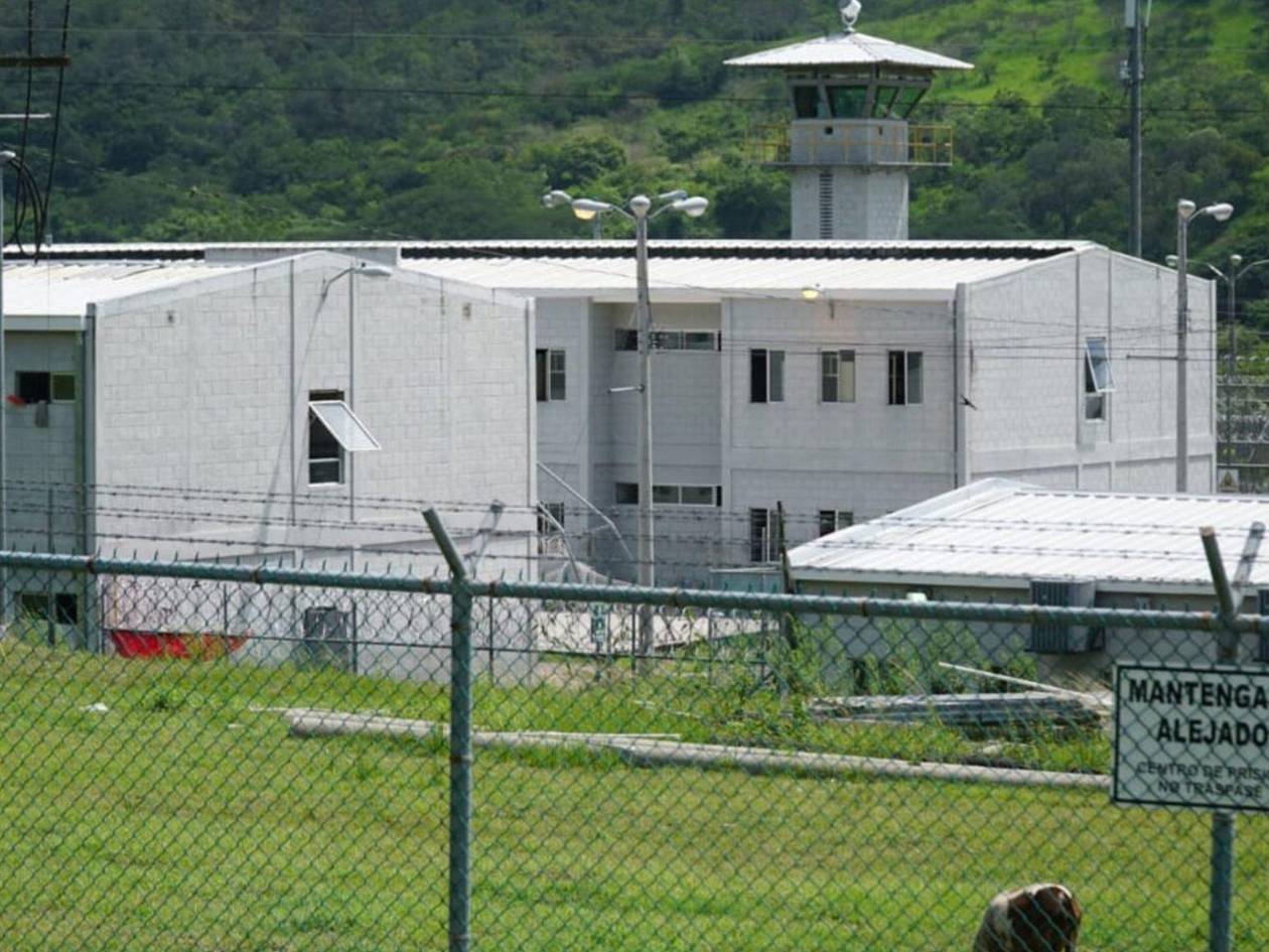 Perímetro de la cárcel El Pozo, una prisión marcada por escándalos de fugas, asesinatos y otros hechos graves.