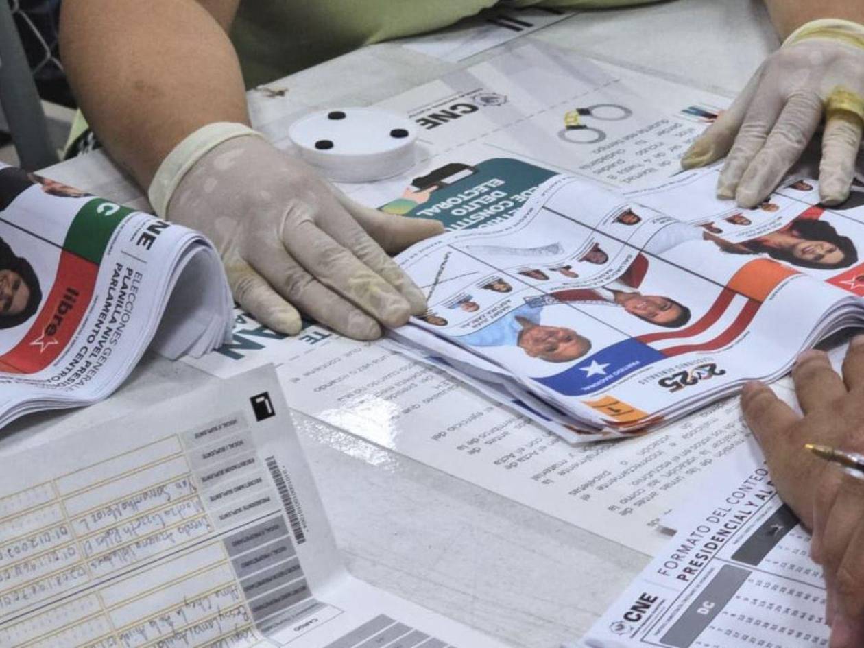 Más de 300 mil votos siguen en juego a nivel presidencial en el escrutinio especial.