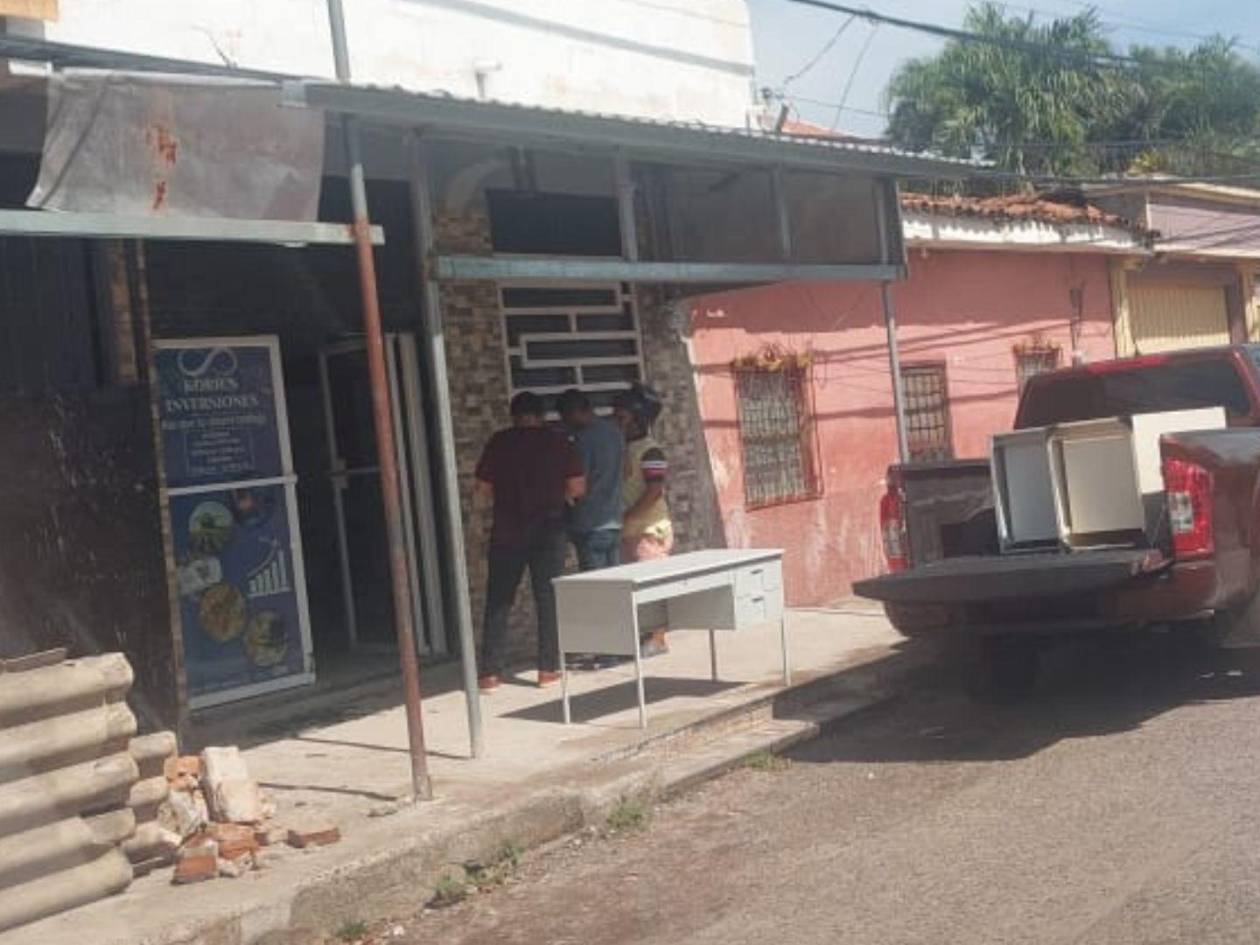 Habitantes captaron el momento en que allegados al encargado retiraban el mobiliario de Koriun .