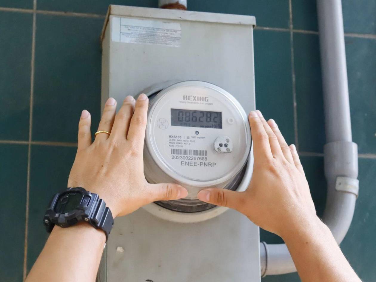 La ley ordena instalar un medidor en un máximo de 30 días por solicitud (Art. 25), pero no hay información pública sobre su cumplimiento.