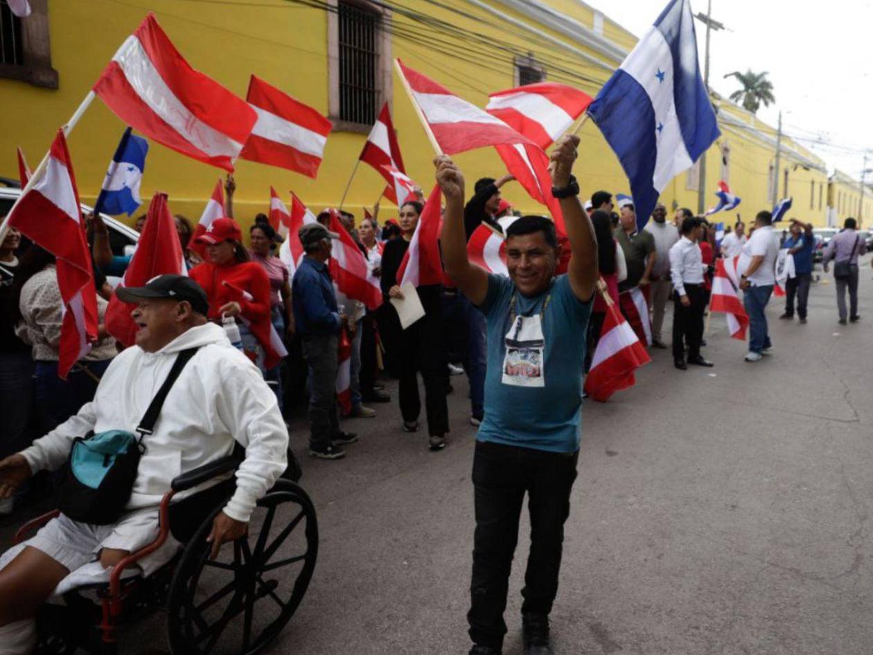 Militantes liberales salieron a protestar a las calles de la colonia La Campaña, a inmediaciones del Hospital San Felipe.