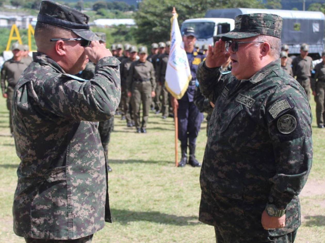 El coronel Karlthers Medina entrega el mando de la Penitenciaría Nacional de Támara a Juan Carlos Osorto Castillo, en septiembre de 2025.