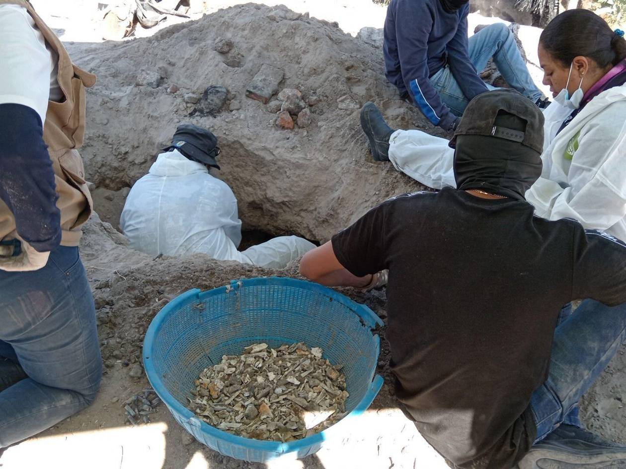 El colectivo <a rel=nofollow noopener noreferrer href=https://www.facebook.com/profile.php?id=61555458753120&amp;sk=photos_by target=_blank>Guerreros buscadores de Jalisco</a> aseguró que el rancho era un campo de exterminio y adiestramiento del cartel Jalisco Nueva Generación, y creen que las víctimas, aún sin identificar fueron llevados hasta ahí, por la fuerza.