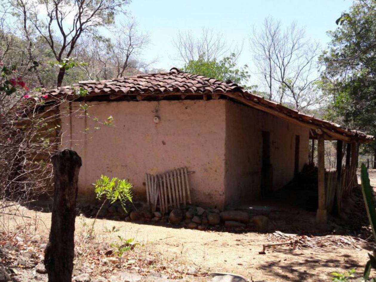 Esta casa ya no existe, pero fue el hogar donde Danilo creció durante su niñez y adolescencia. Aunque parte de su familia ha emigrado, él guarda el anhelo profundo de volver a su tierra.