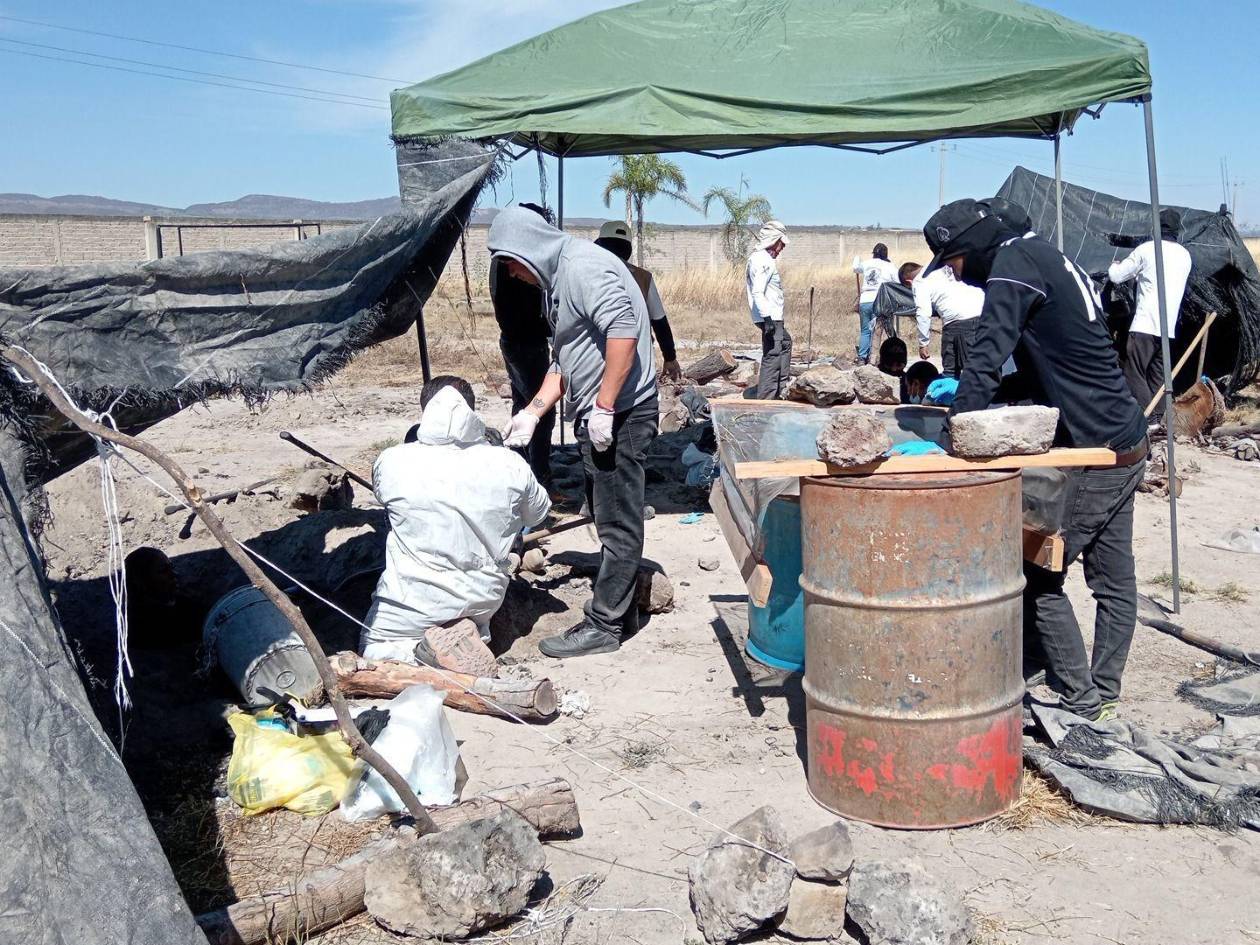 Otra imagen panorámica del trabajo de los forenses en el campamento de adiestramiento del cartel Jalisco Nueva Generación en México.