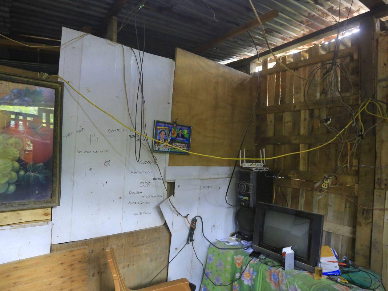 Conexiones eléctricas descubiertas y otras condiciones ponen en riesgo la integridad y la vida de las familias que habitan este tipo de viviendas.