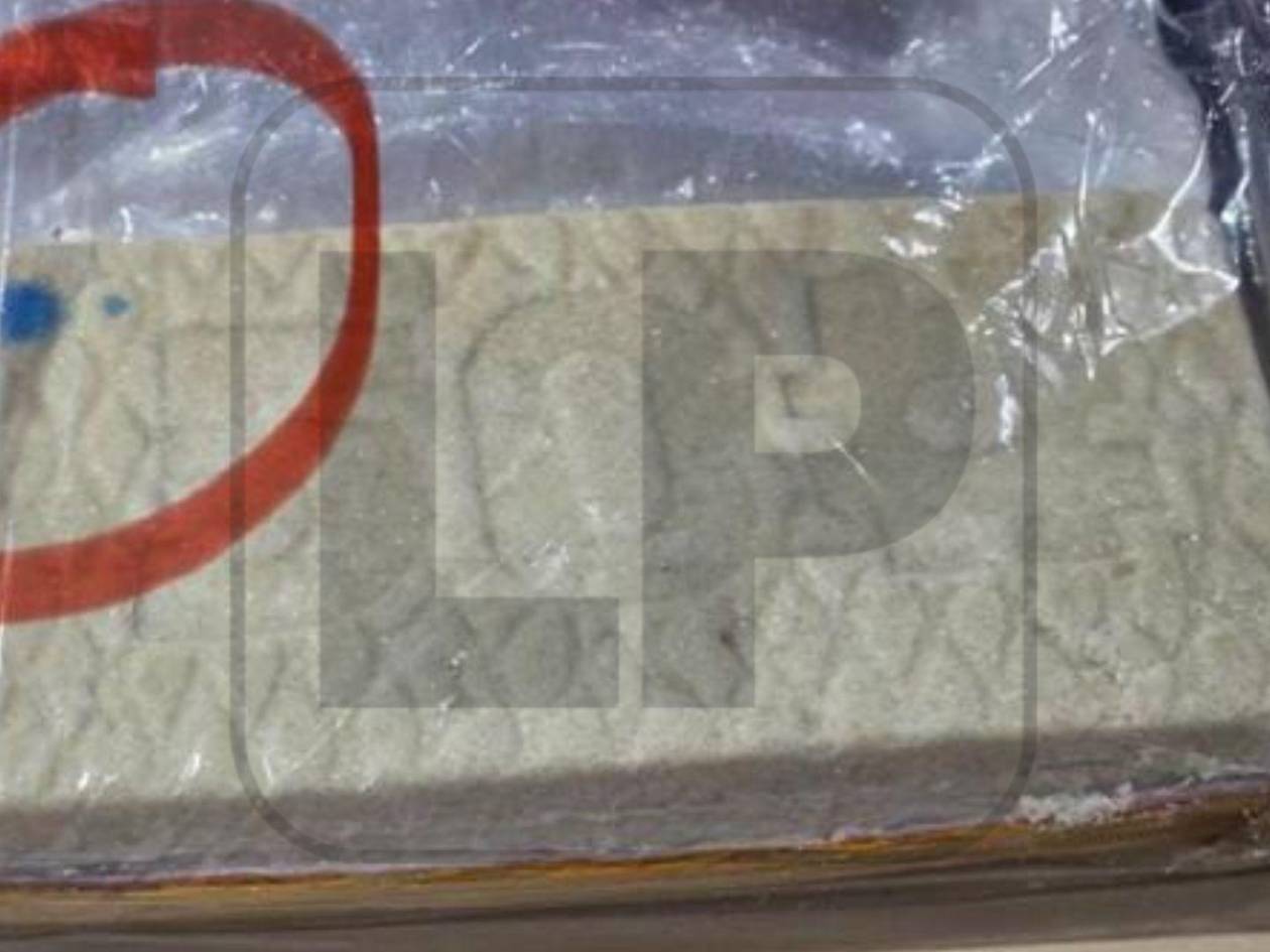 Para las pruebas de campo se utilizó el mismo reactivo que se emplea en los aeropuertos para detectar posible droga. Los análisis preliminares dieron positivo a cocaína.