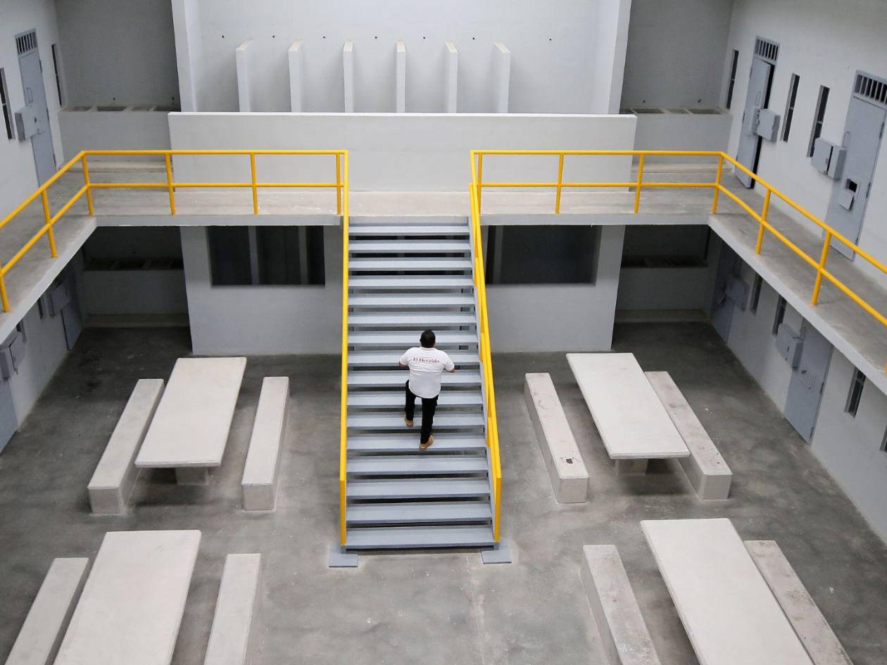 Esta imagen muestra una de las secciones de El Pozo, registrada como una de las cárceles de máxima seguridad del país.