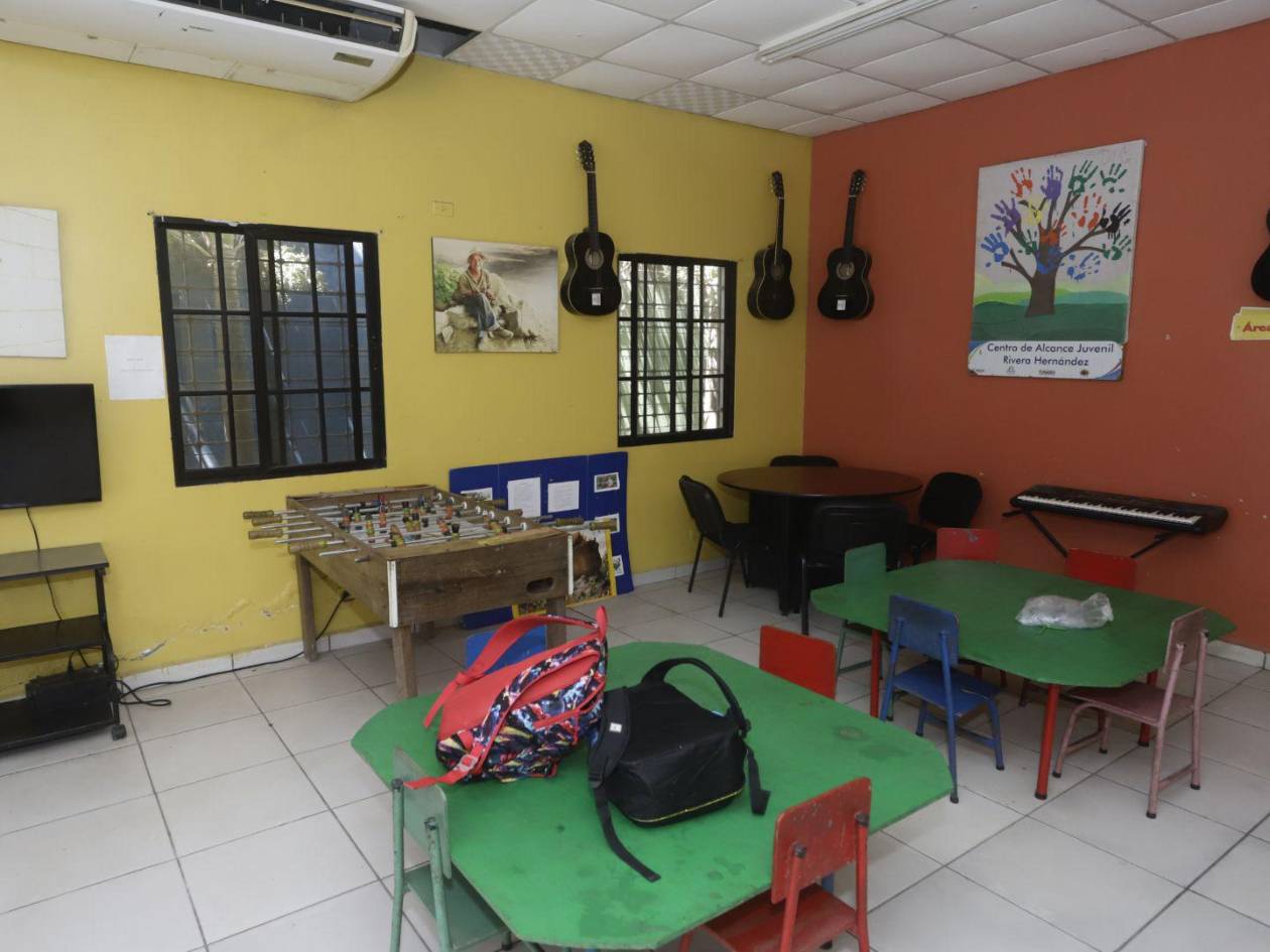 Música y juegos de recreación también forman parte de lo que ofrece el centro de alcance a las familias.