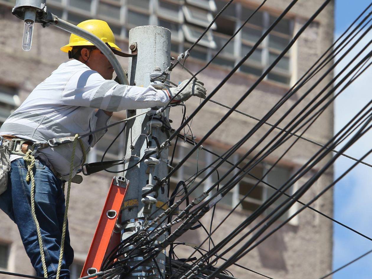 La reestructuración del subsector eléctrico busca poner fin a un drenaje fiscal de más de 16,000 millones de lempiras al año.