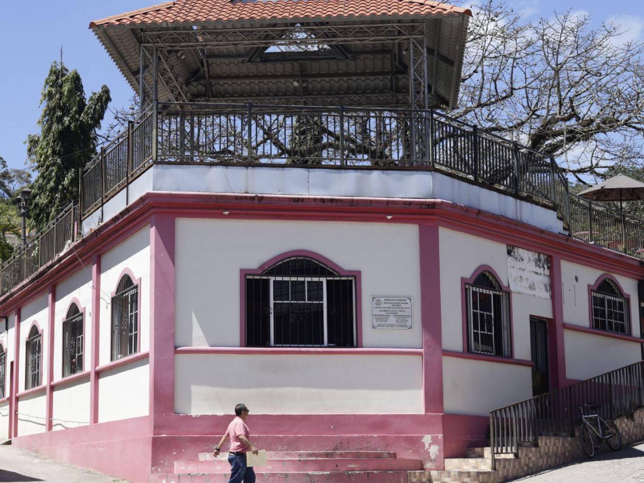 Instalaciones de la Dirección Municipal de Educación donde la esposa del diputado labora como asistente.
