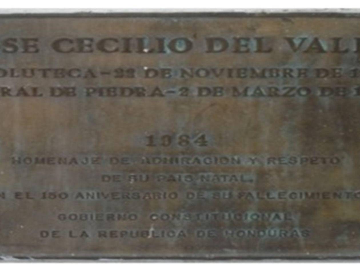 Lápida en la tumba de José Cecilio del Valle, conmemorativa en el 150 aniversario de su nacimiento. La lápida fue arrancada de la tumba.