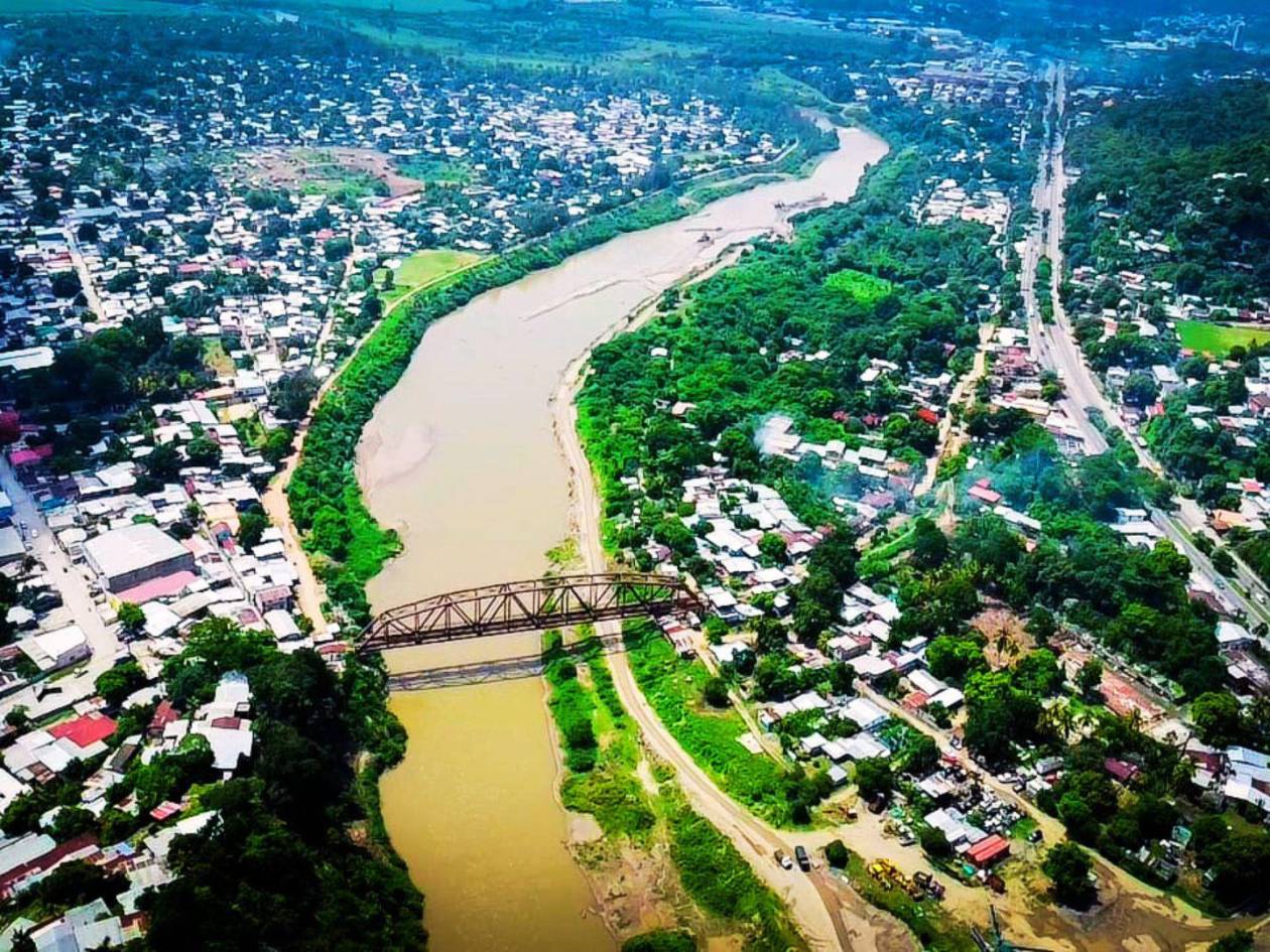 Vista de drone de San Pedro Sula y Villanueva. En medio, el río Chamelecón.