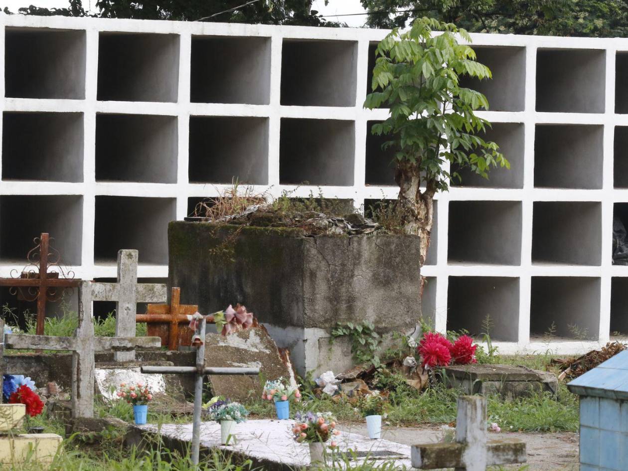 Los cementerios han sido señalados como espacios donde la violencia y el control de pandillas también se extienden.