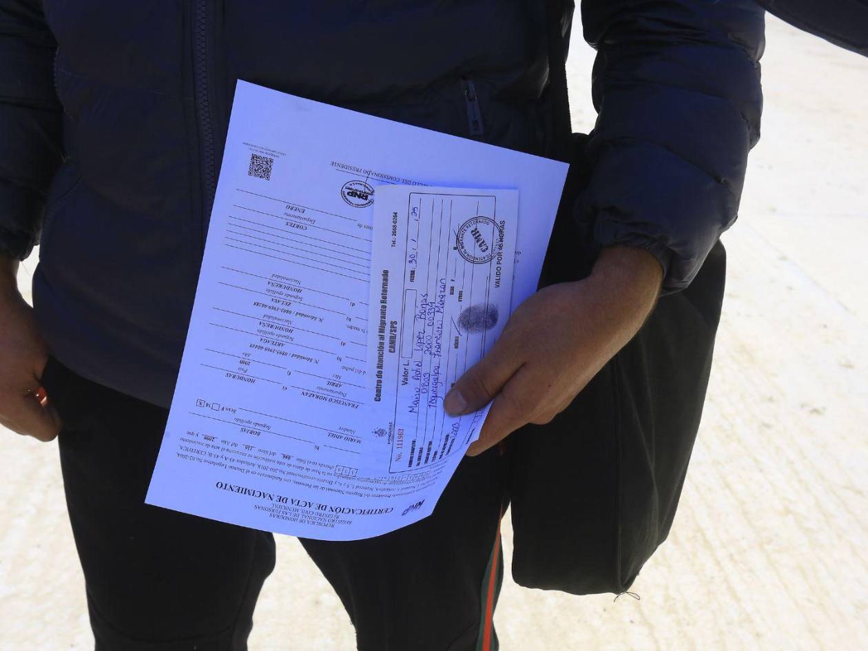 En la fase A del programa “Hermano, vuelve a casa” los migrantes deportados ellos reciben asistencia básica, el Registro Nacional de las Persona les provee partida de nacimiento y les dan ayuda económica para regresar a casa.