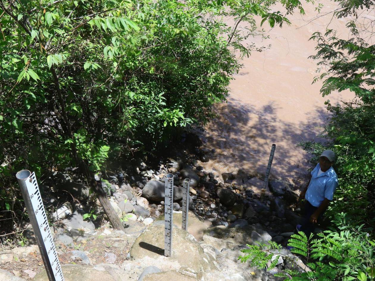 En China, Santa Bárbara, un empleado de la SIT realiza la medición de los niveles del río de forma visual: envía fotografías a los técnicos periódicamente.