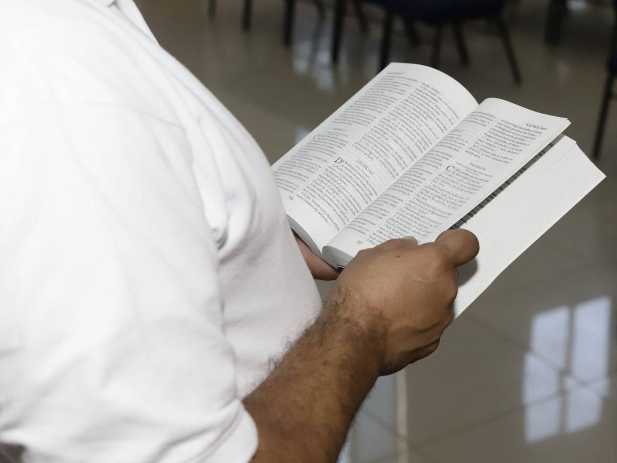 La Biblia lo ha acompañado en todo momento y su arma más poderosa para llevar el mensaje de Dios a los barrios y colonias.