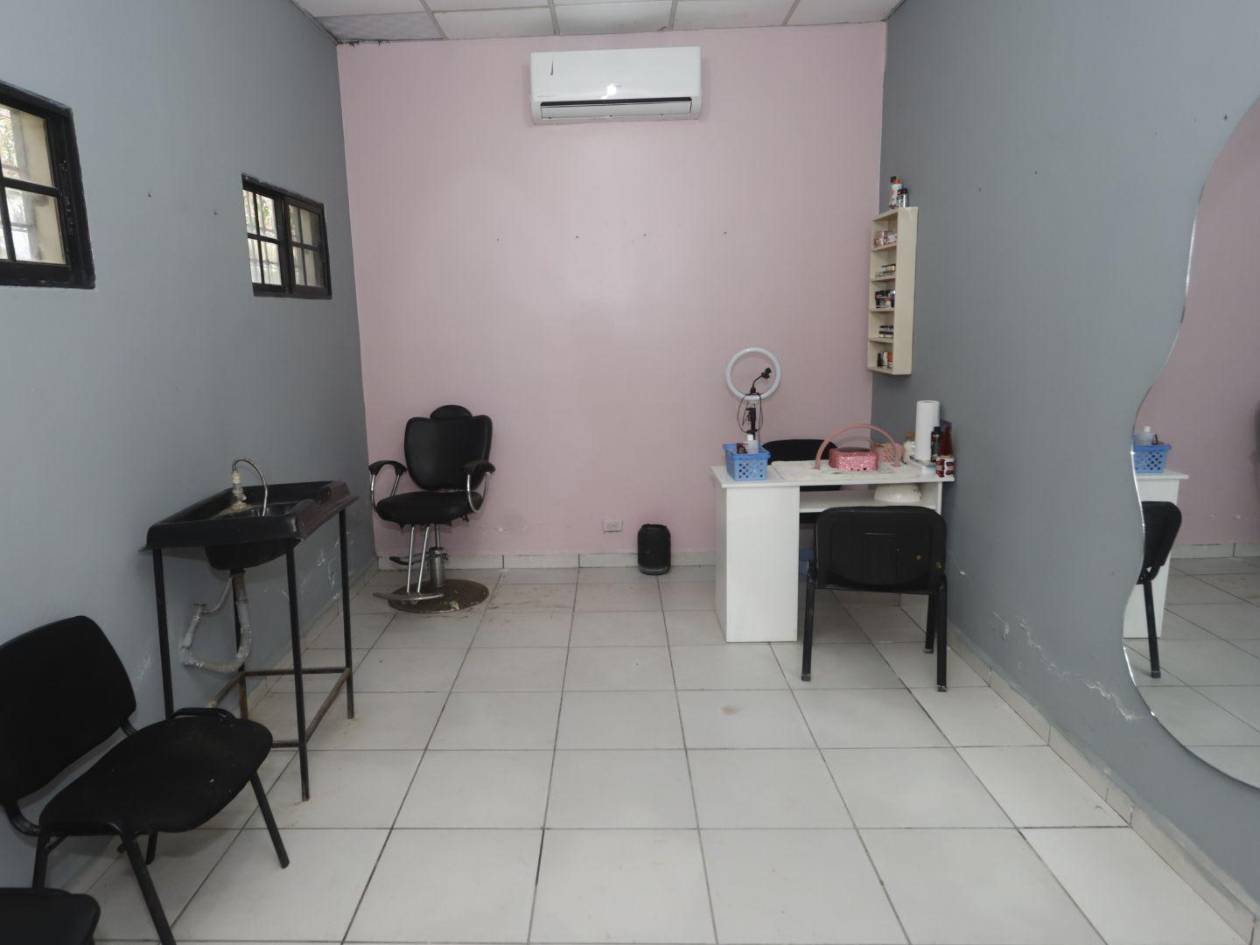 Mujeres, varias de ellas dentro de núcleos familiares asociados a pandillas, asisten para reinsertarse y aprender de belleza.