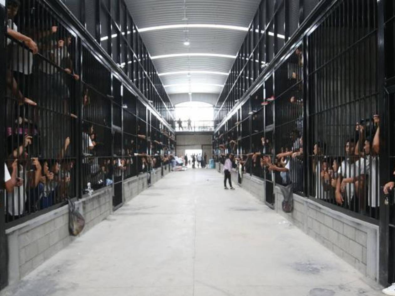 En la cárcel de Támara los privados de libertad siguen teniendo tarjetas que no pueden canjear. Ahora utilizan dinero para adquirir productos en los economatos.