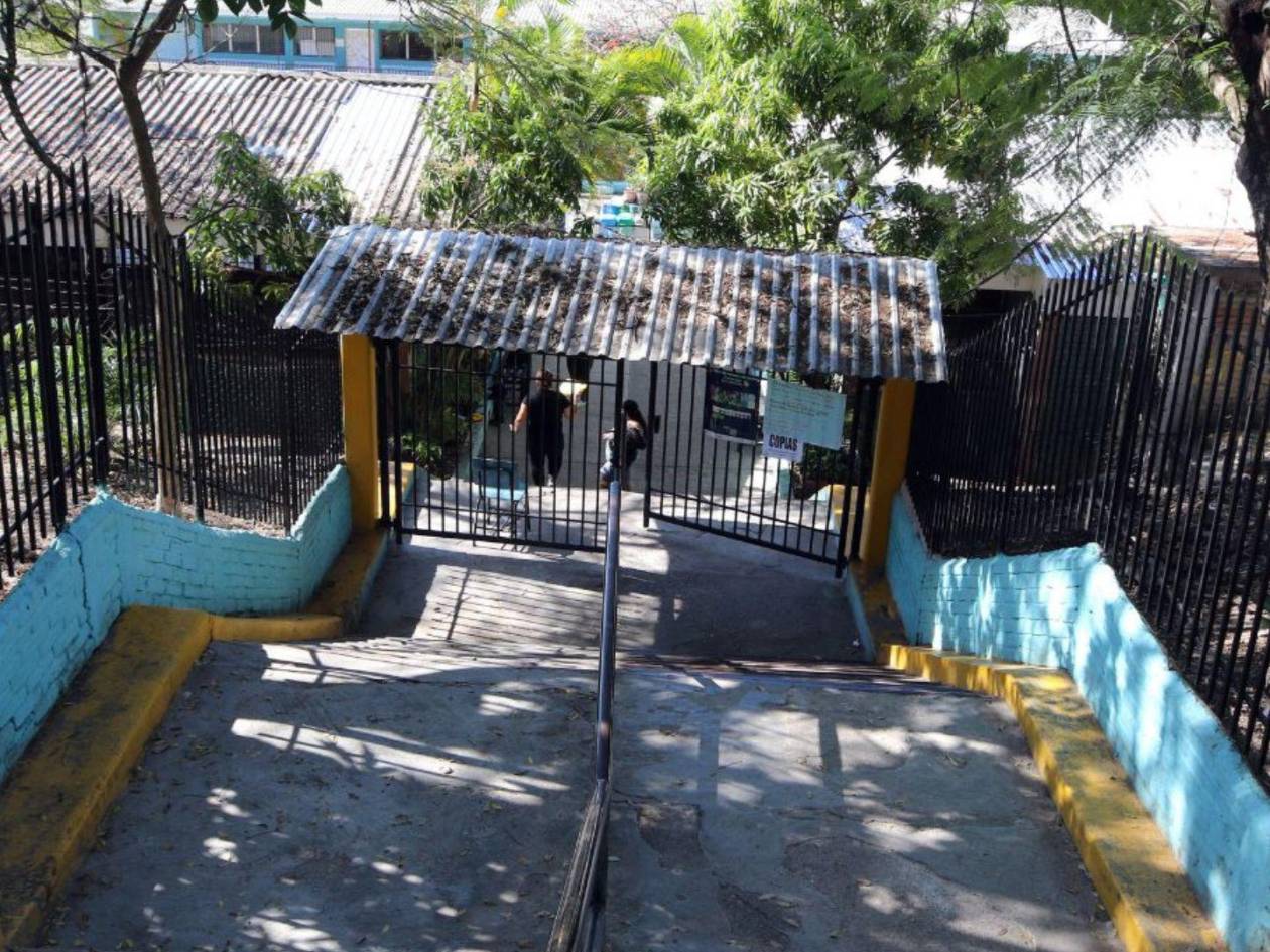 Esta es la entrada del Centro de Educación Básica Las Américas, donde funciona la Dirección Distrital 8, a la que estaba asignada la plaza del diputado Casaña.