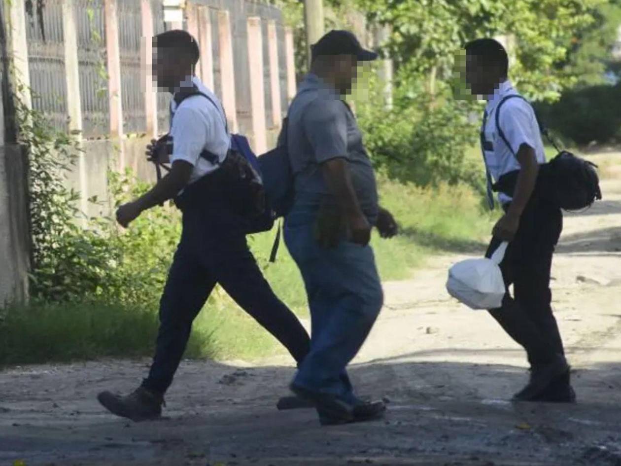 Hombres que llegan a hablar de Dios a los pobladores gozan de mayor libertad para desplazarse dentro del territorio.