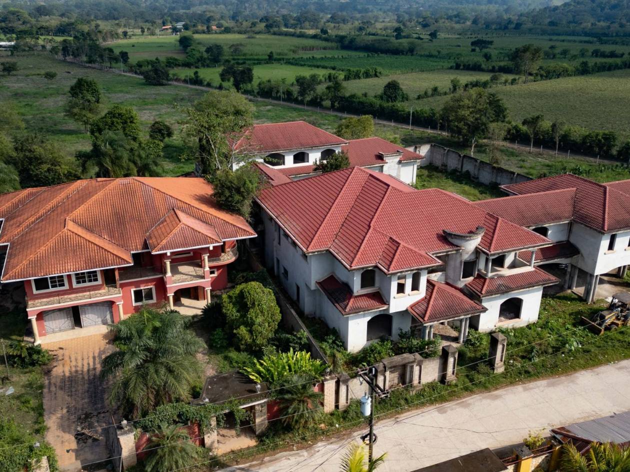 Algunas de las casas aseguradas en 2014 aún estaban en obra gris. Tras ser traspasadas a la Oabi, nunca fueron finalizadas.