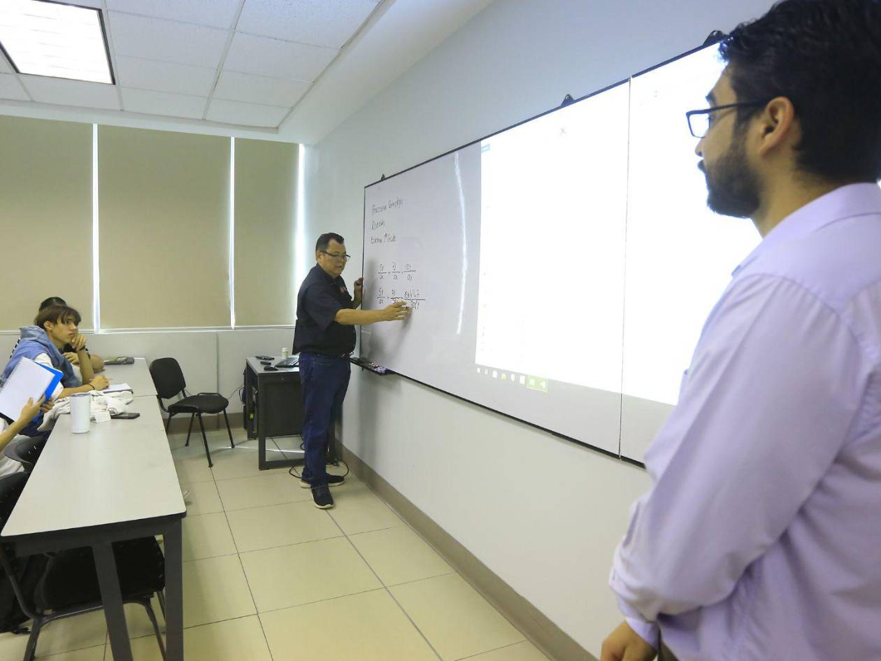 La interacción natural y afectuosa en el aula es el espejo de un entorno de superación y aprendizaje compartido.