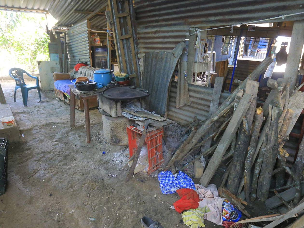 Salas, cocinas y habitaciones carentes de privacidad y comodidad conforman las estructuras de estas casas, que se mantienen en espacios improvisados.