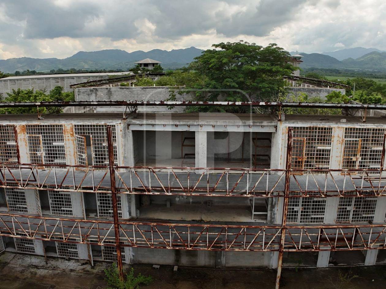 Uno de los grandes problemas que ha enfretando el proyecto carcelario es que las celdas se construyeron de contenedores metálicos, lo cual no se consideraba adecuado.