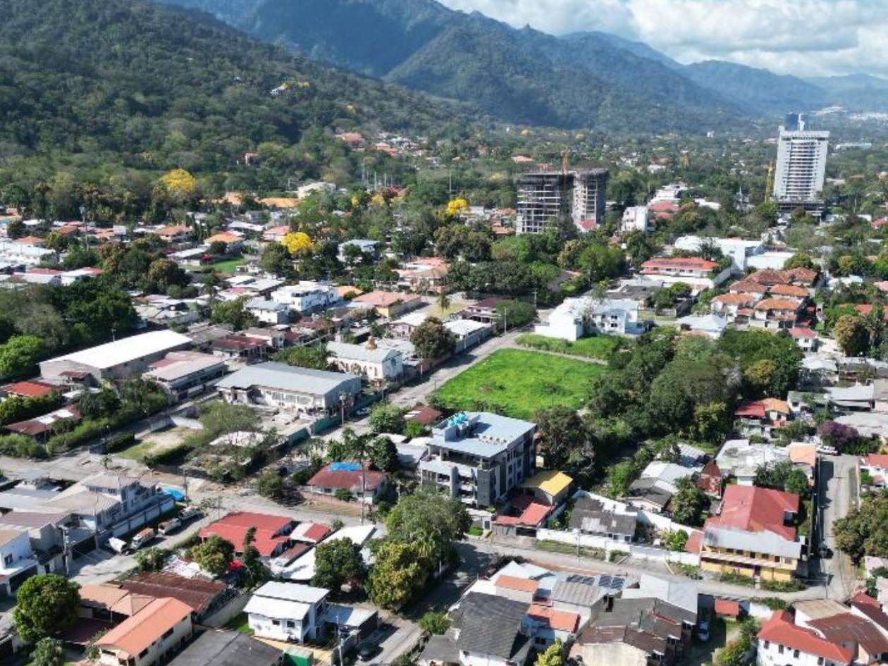 Los fondos suelen canalizarse a través de intermediarios financieros, lo que significa que el ciudadano no siempre solicita directamente al banco estatal.