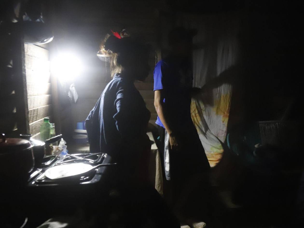 La electricidad es una necesidad básica que aún sigue siendo inaccesible para cientos de familias, como lo demuestra esta imagen.