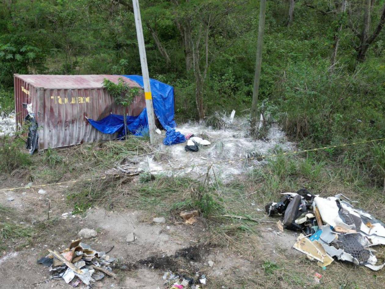El microbús y el contenedor quedaron destrudios luego del choque y volcamiento en la carretera CA-4.