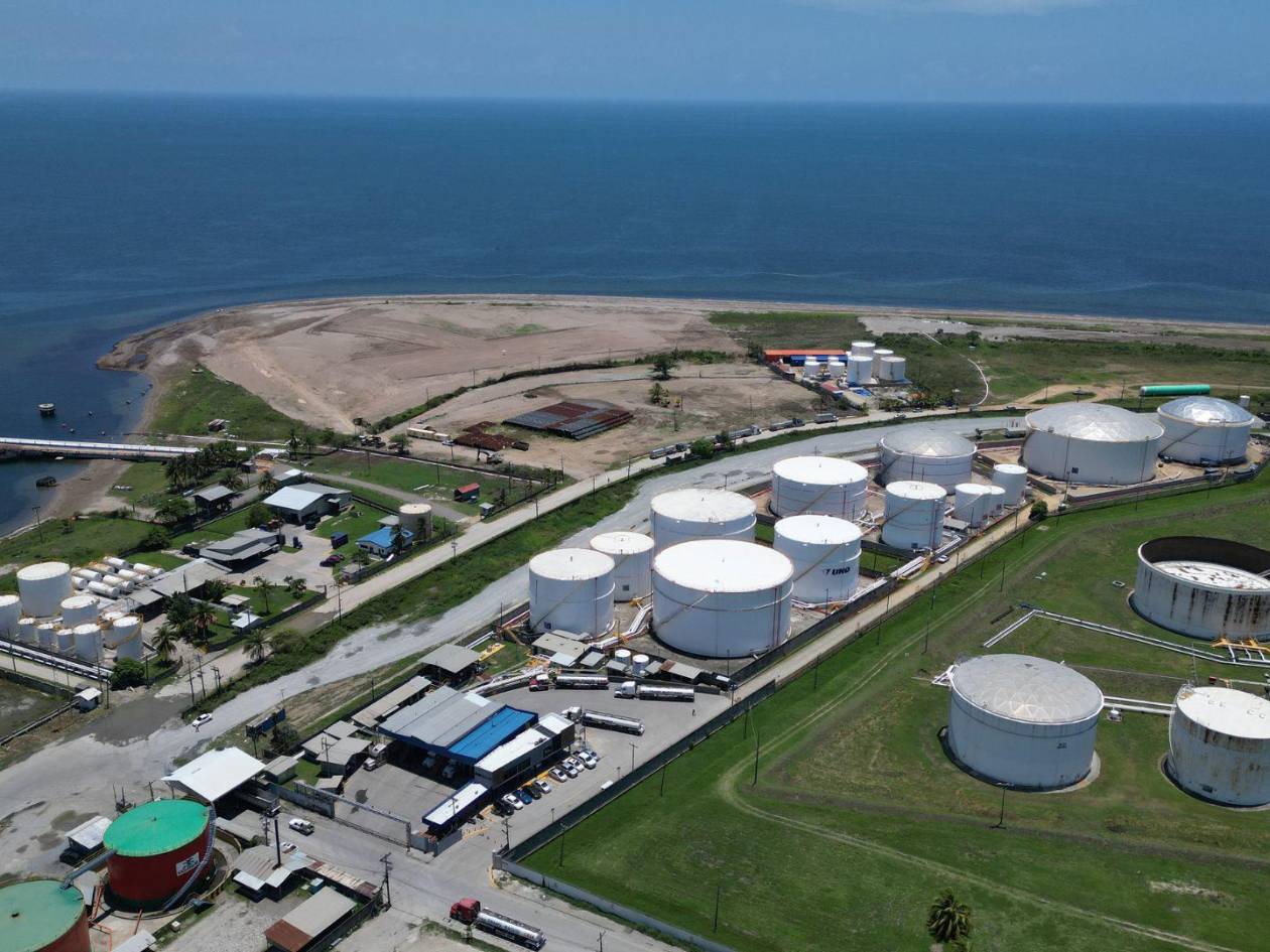 Expertos cuestionan la premura en aprobar las adendas, mientras persisten retrasos en la ejecución del proyecto.