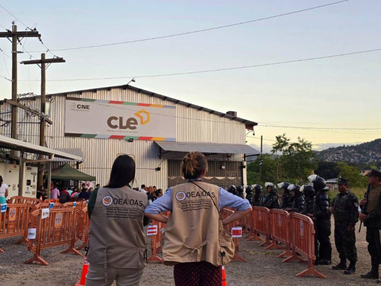 Este proceso también es vigilado por los observadores nacionales einternacionales.