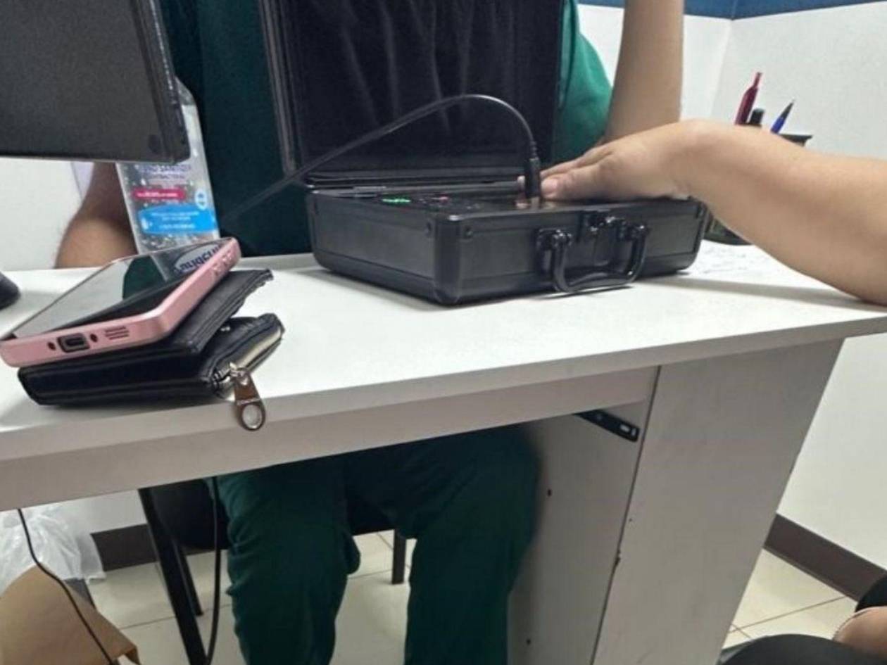 Los supuesto médicos utilizan el analizador de resonancia cuántica, que según las referencias en internet y médicos especialistas, no sirve para realizar diagnósticos médicos válidos.