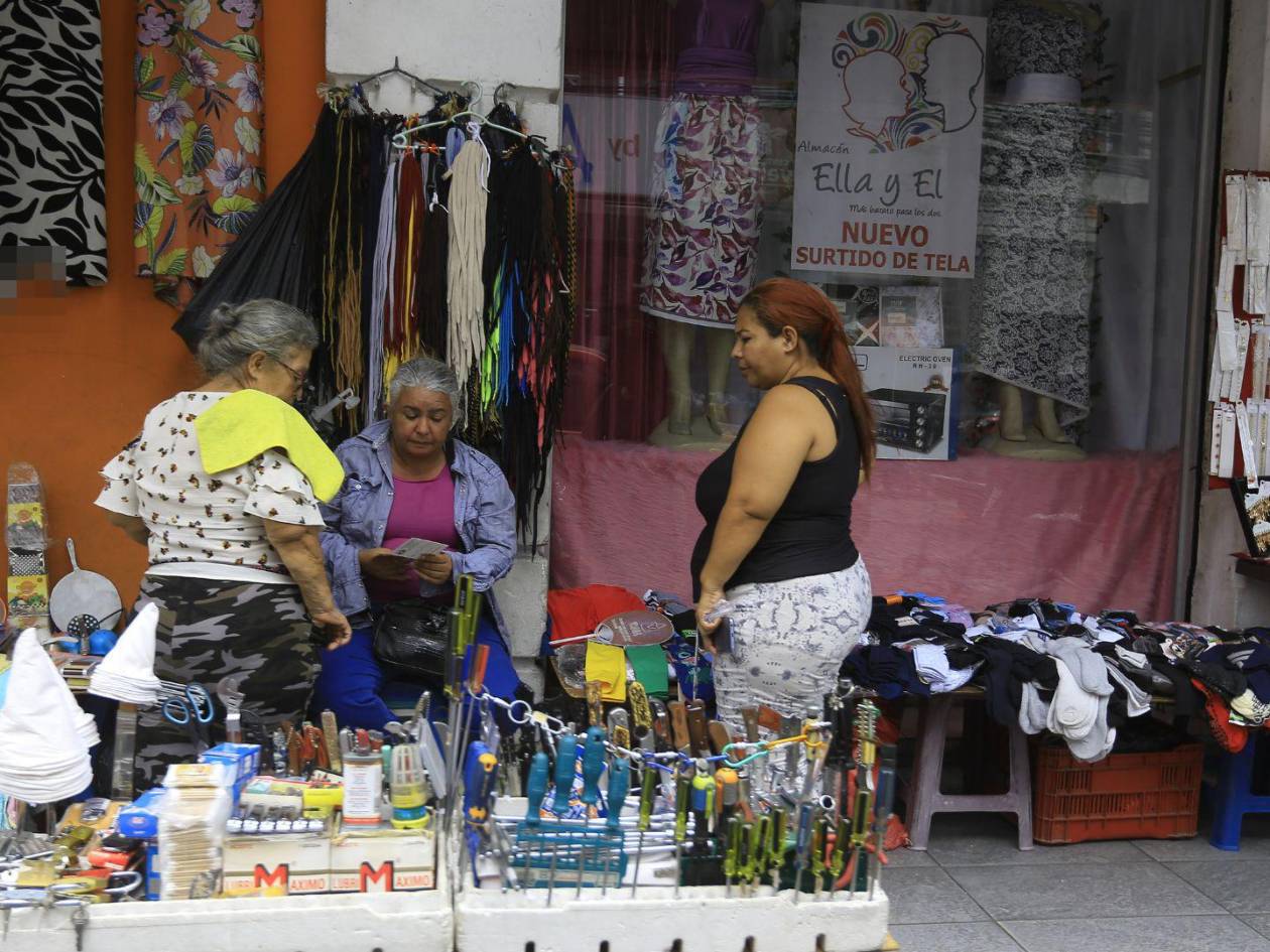Se aprovechan de las debilidades de los vendedores ambulantes en los mecanismos de verificación y del ajetreo diario en calles y locales comerciales.