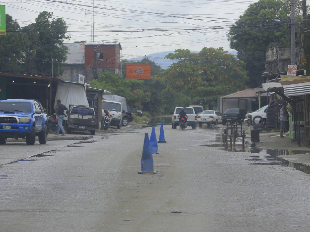 Este retén policial está ubicado precisamente en la frontera que separa el territorio de una organización del de la otra.