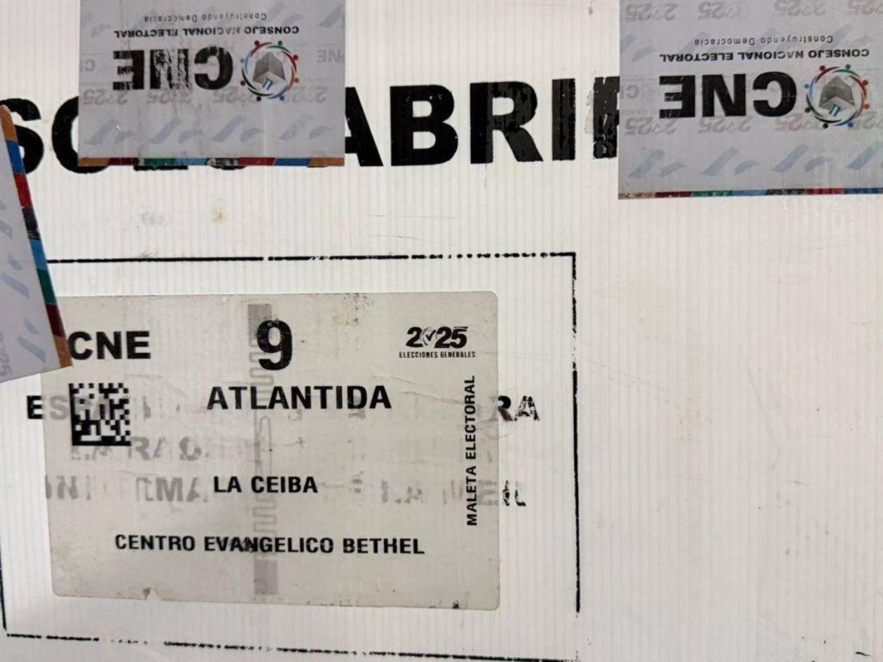 Comenzaron con la revisión de dos maletas electorales del Centro Evangélico Bethel, en La Ceiba, Atlántida.