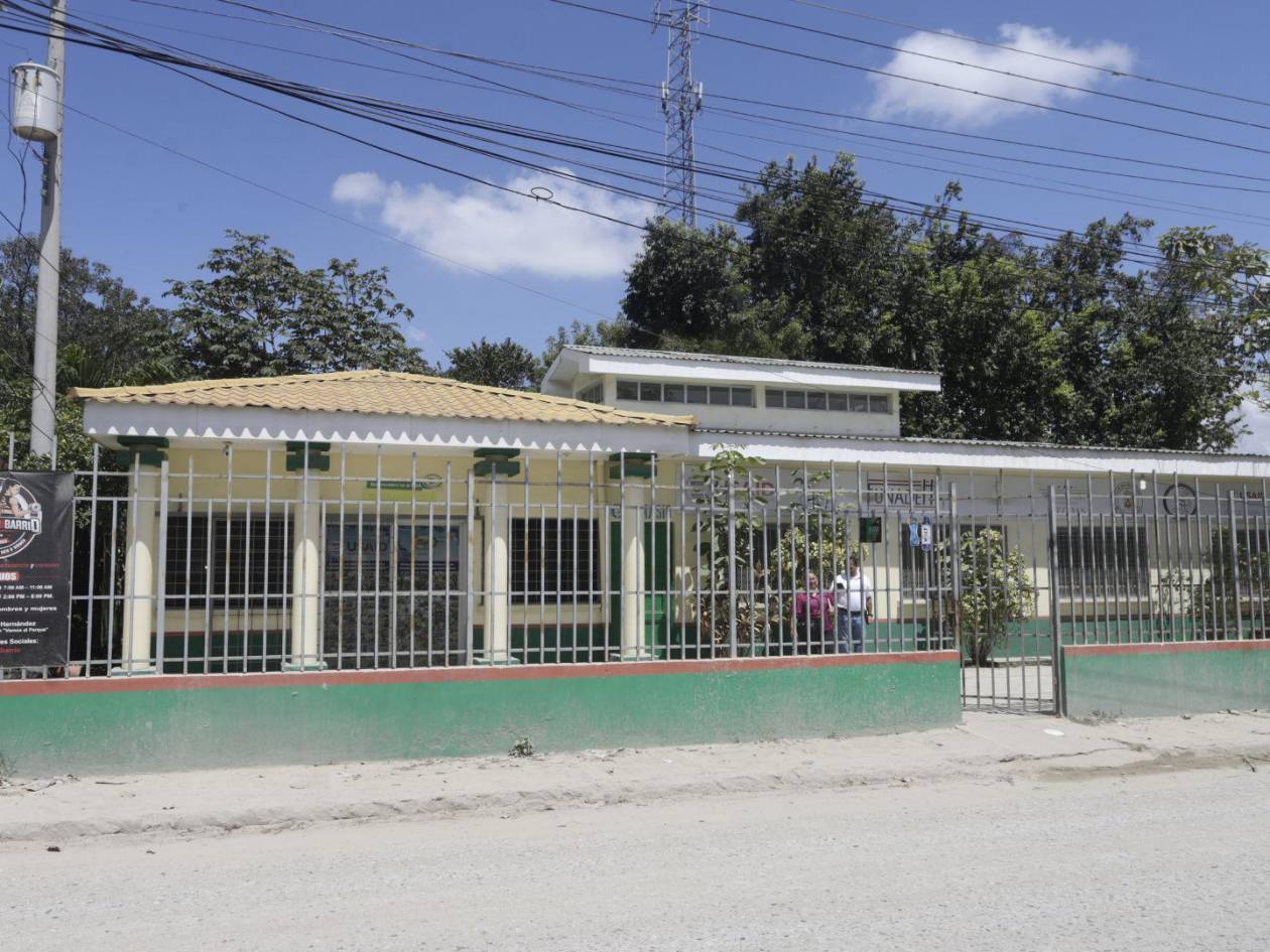 Este es el edificio que opera como centro de alcance en Rivera Hernández. Es visitado a diario por niños, mujeres y hombres adultos para recreración.
